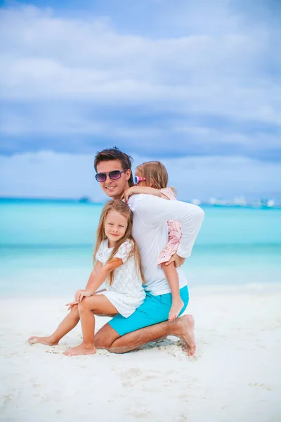 Glad vacker familj på en tropisk strandsemester — Stockfoto
