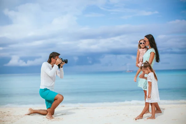 Man neemt een foto van zijn familie — Stockfoto
