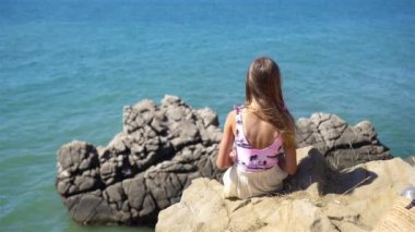 Uçurumun kenarında mutlu bir çocuk.