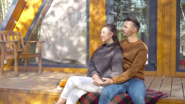 Щаслива сім'я з двох на терасі восени — стокове відео