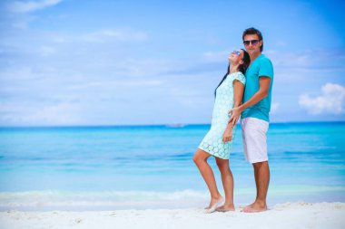 Yaz tatilinde beyaz plajda genç bir çift.