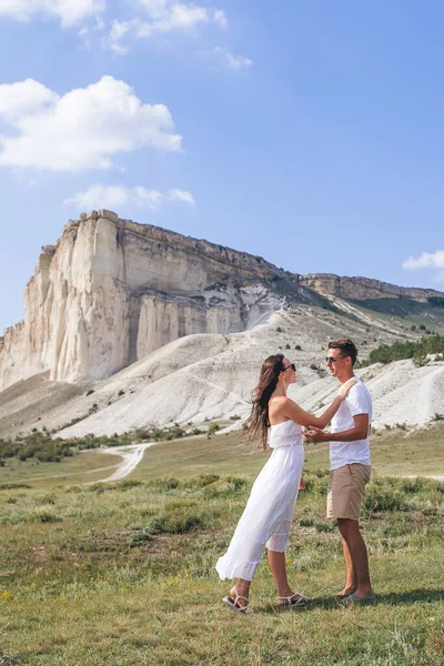 Familia feliz de dos caminando por las montañas al atardecer — Foto de Stock