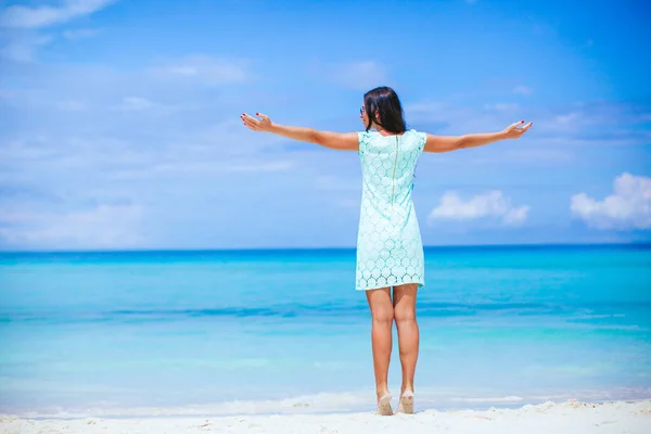 Jonge mode vrouw in jurk op het strand — Stockfoto