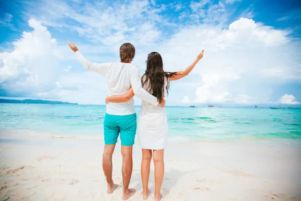 Pareja joven en playa blanca durante las vacaciones de verano. — Foto de Stock