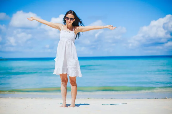 Mujer joven en blanco en la playa — Foto de Stock