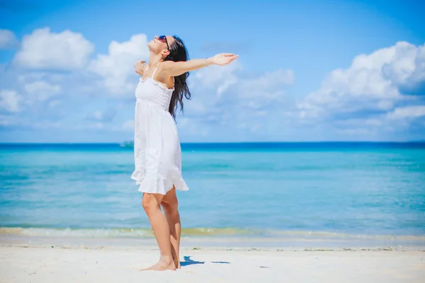 Jonge vrouw in wit op het strand — Stockfoto