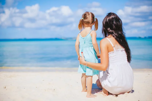 Hermosa madre e hija en la playa disfrutando de vacaciones de verano —  Fotos de Stock