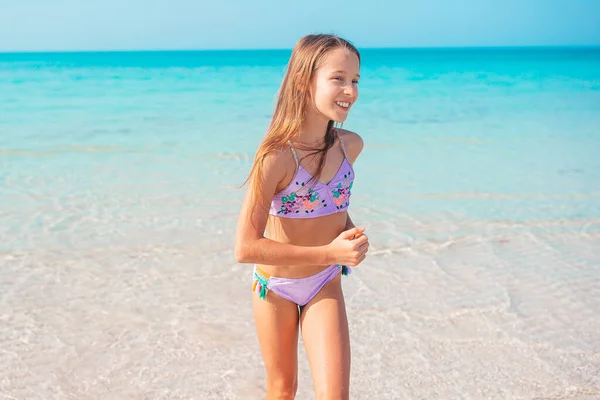 Очаровательная маленькая девочка на пляже на летних каникулах — стоковое фото