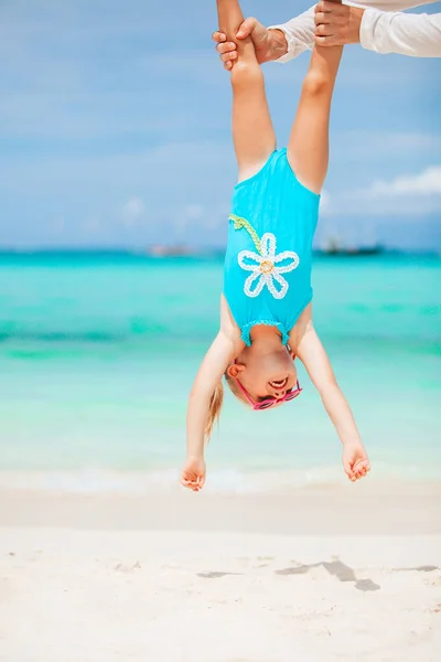 Klein meisje en gelukkig papa hebben plezier tijdens strand vakantie — Stockfoto