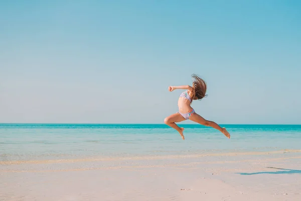 Schattig actief klein meisje aan het strand tijdens de zomervakantie — Stockfoto