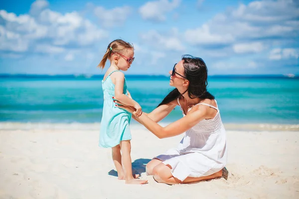 Piękna matka i córka na plaży cieszące się letnimi wakacjami — Zdjęcie stockowe