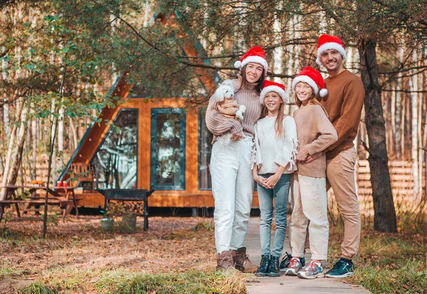 Bela família com crianças andando no dia de Natal — Fotografia de Stock