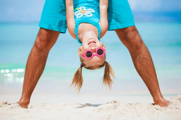 Ragazzina e papà felice si divertono durante le vacanze al mare — Foto Stock