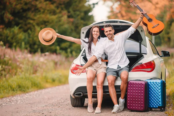 Pareja joven turista disfrutando en vacaciones de verano — Foto de Stock