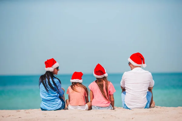 Счастливая семья с двумя детьми в Санта-Клаусе на летних каникулах — стоковое фото