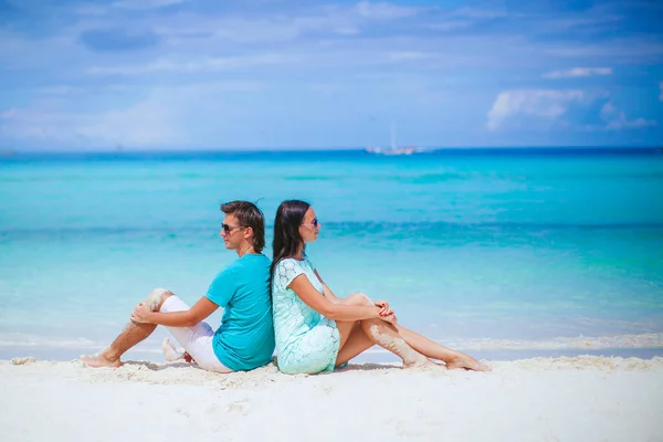 Jeune couple sur la plage de sable blanc pendant les vacances d'été. — Photo