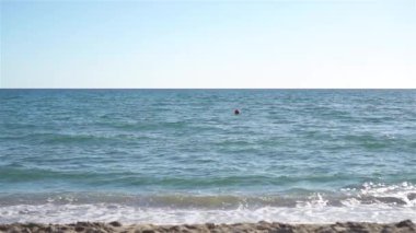 Beyaz kum, turkuaz okyanus suyu ve mavi gökyüzü ile Karayipler 'deki Idyllic tropik plajı