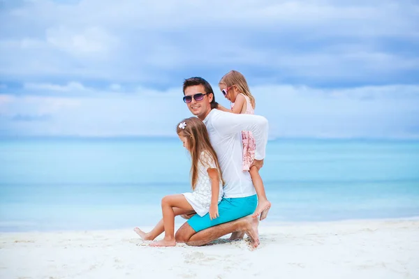 Glad vacker familj på en tropisk strandsemester — Stockfoto