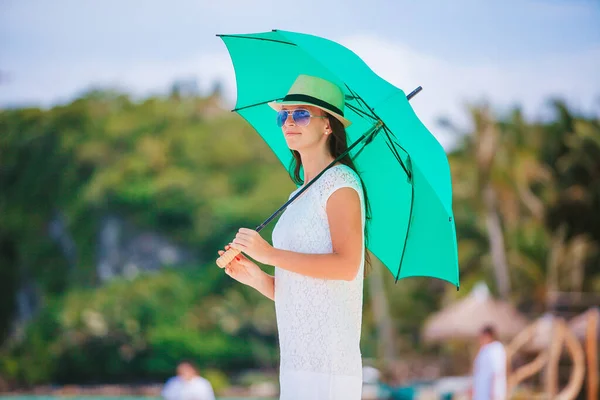 Mujer joven en blanco en la playa — Foto de Stock