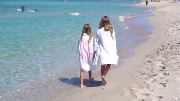 Adorables niñas en la playa durante las vacaciones de verano — Vídeos de Stock
