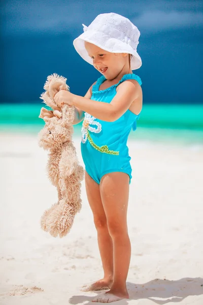 Klein meisje op tropisch wit strand maken zand kasteel — Stockfoto