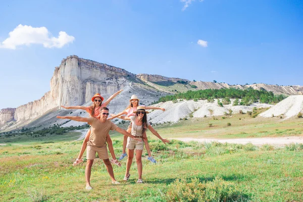 Gelukkige familie op vakantie in de bergen — Stockfoto