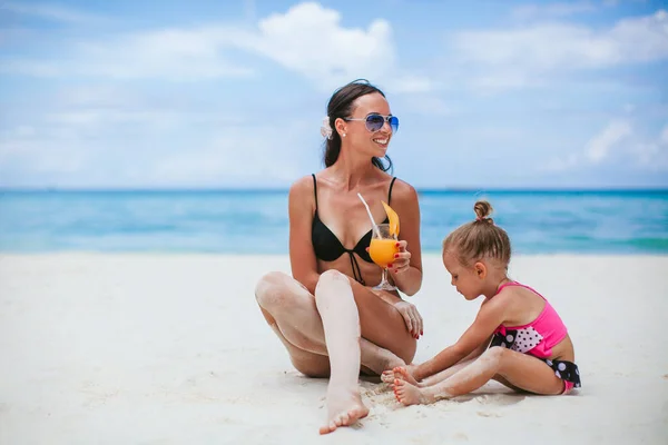 Adorables niñas y madres jóvenes en la playa tropical blanca — Foto de Stock