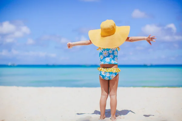 Söt liten flicka på stranden på sin sommarsemester — Stockfoto