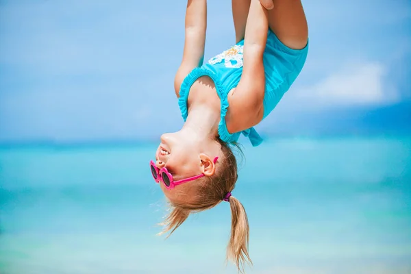 Ragazzina e papà felice si divertono durante le vacanze al mare — Foto Stock