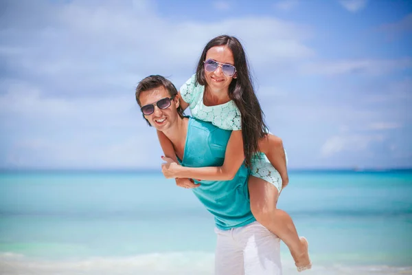 Yaz tatilinde beyaz plajda genç bir çift. — Stok fotoğraf