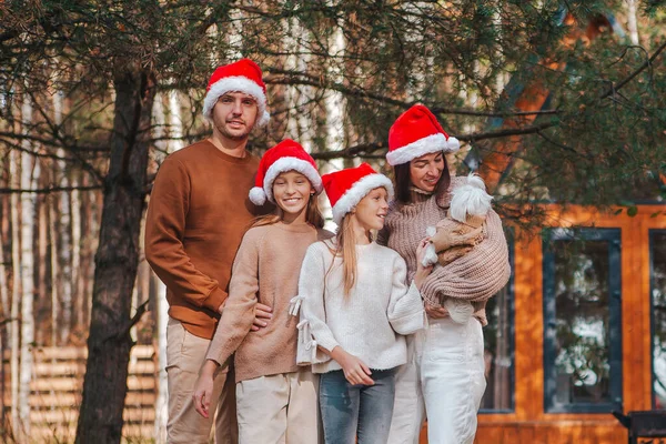 크리스마스 날걷는 아이들이 있는 아름다운 가족 — 스톡 사진