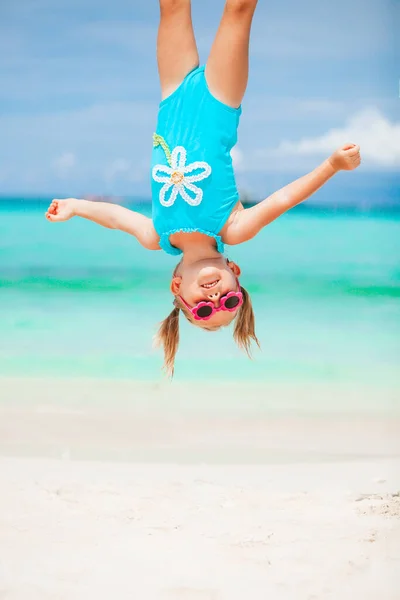 Klein meisje en gelukkig papa hebben plezier tijdens strand vakantie — Stockfoto