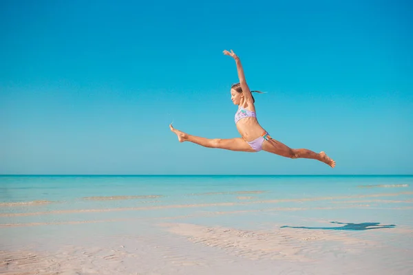 Schattig klein meisje aan het strand op haar zomervakantie — Stockfoto