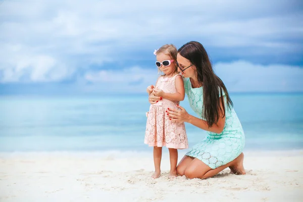 Adorabile bambina e giovane madre sulla spiaggia bianca tropicale — Foto Stock