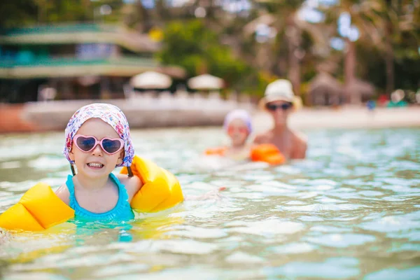 Carino bambina sulla spiaggia durante le vacanze estive — Foto Stock