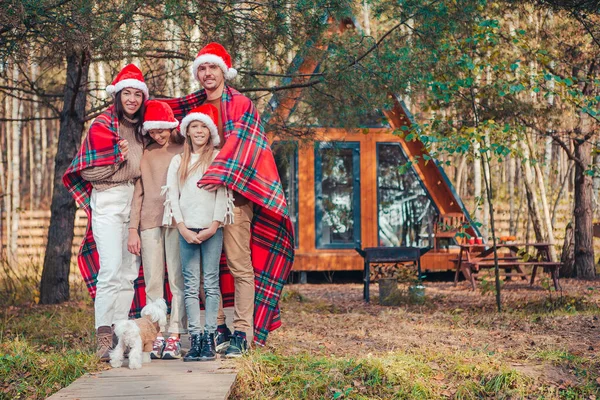 Bela família com crianças andando no dia de Natal — Fotografia de Stock