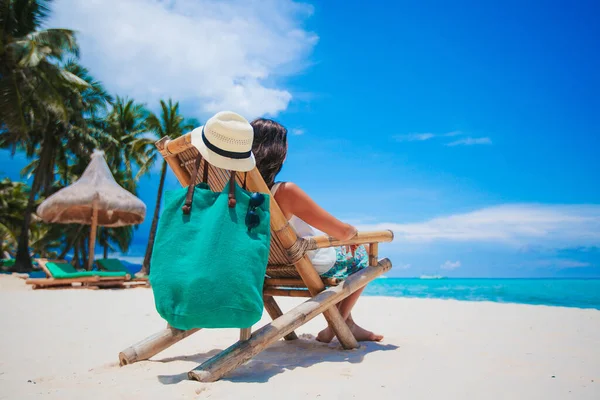 Kvinna som ligger på stranden njuter av sommarsemester tittar på havet — Stockfoto