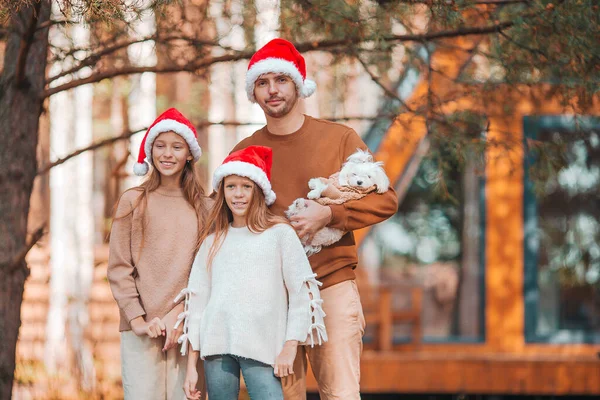 Bela família com crianças andando no dia de Natal — Fotografia de Stock