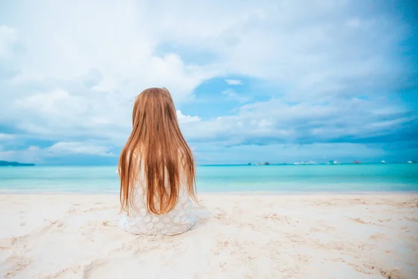 Menina adorável na praia durante as férias de verão — Fotografia de Stock