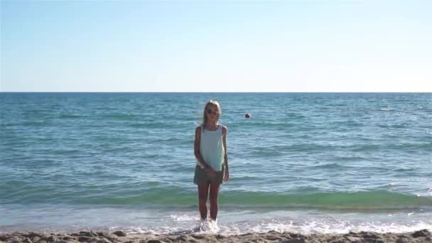 Underbar aktiv liten flicka på stranden under sommarlovet — Stockvideo