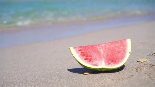 Skive af vandmelon på stranden – Stock-video