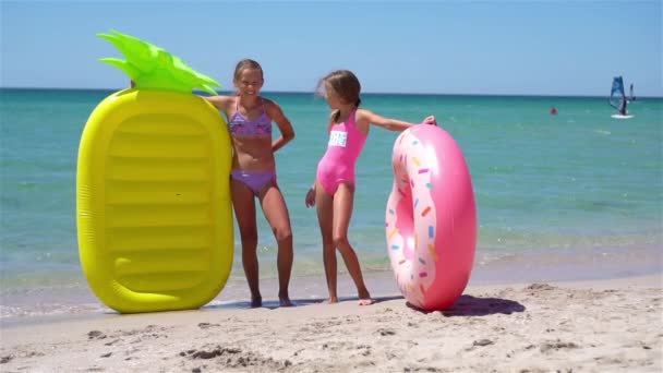 Små flickor som har kul på tropiska stranden under sommarlovet leker tillsammans — Stockvideo