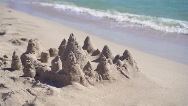 Castillo de arena en la playa tropical blanca con juguetes de plástico para niños — Vídeos de Stock