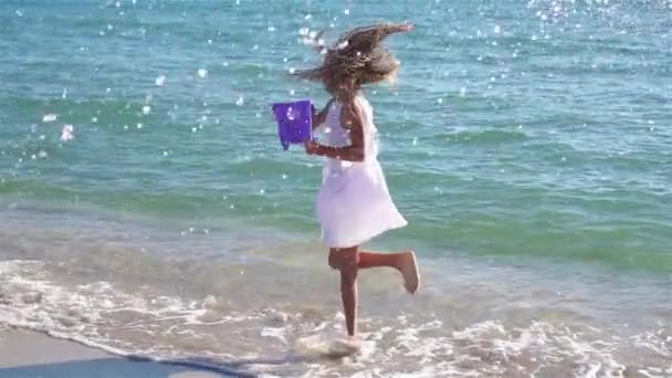 Sød lille pige på stranden under caribbean ferie – Stock-video