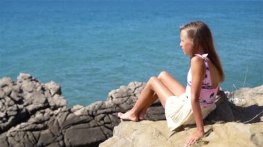 Uçurumun kenarında mutlu bir çocuk.