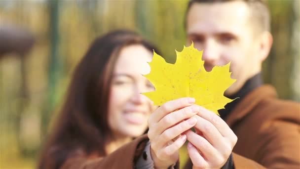 Glückliche Familienwanderung im Herbstpark an sonnigem Herbsttag — Stockvideo