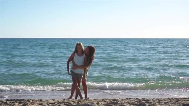 Bela mãe e filha na praia desfrutando de férias de verão — Vídeo de Stock