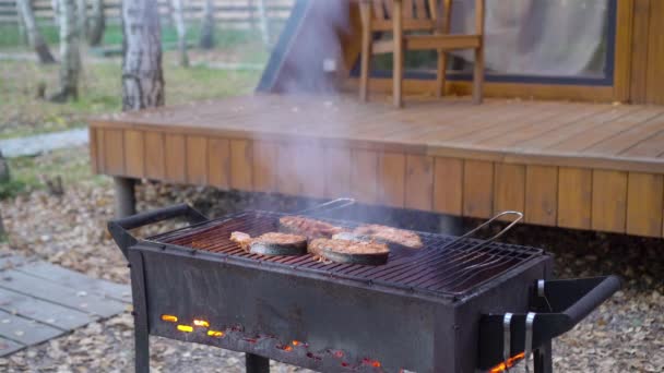 Rybí steaky BBQ. Kousky lososa se smaží na otevřeném ohni. — Stock video