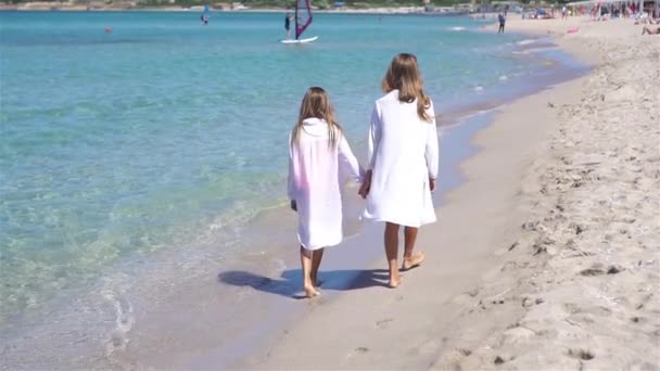Adorables niñas divirtiéndose en la playa — Vídeo de stock