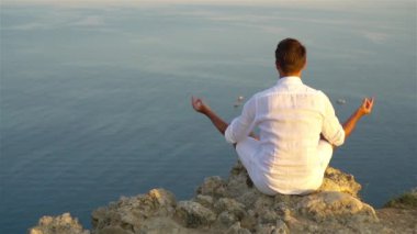 Uçurumun kenarındaki açık havada bir turist.